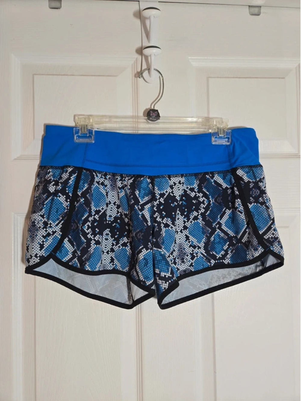 Lululemon blue black snakeskin shorts size 8